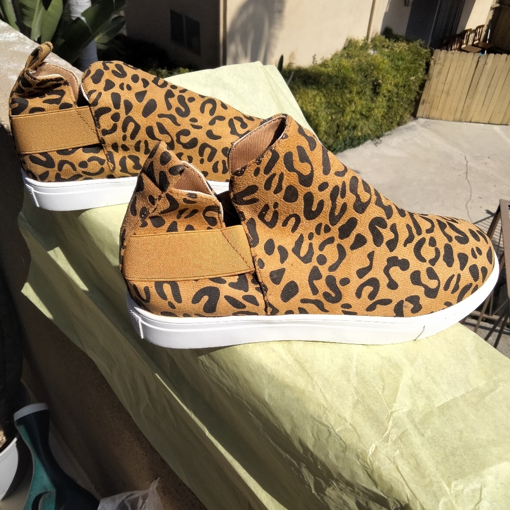 Women's leopard print sneakers, in Size 42 (US 8)
